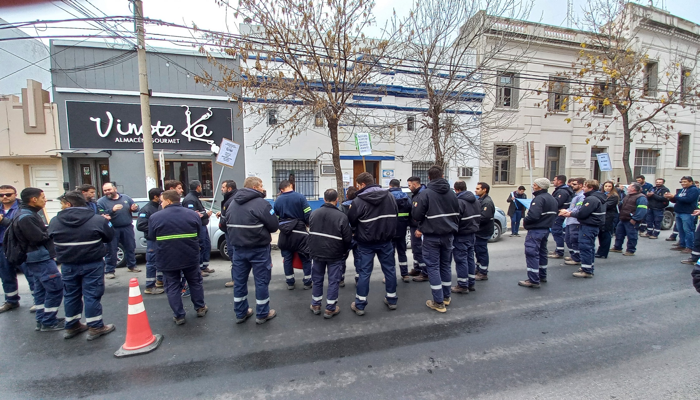 Trabajadores autoconvocados de la CPE protestaron frente a Luz y Fuerza (Mercedes)