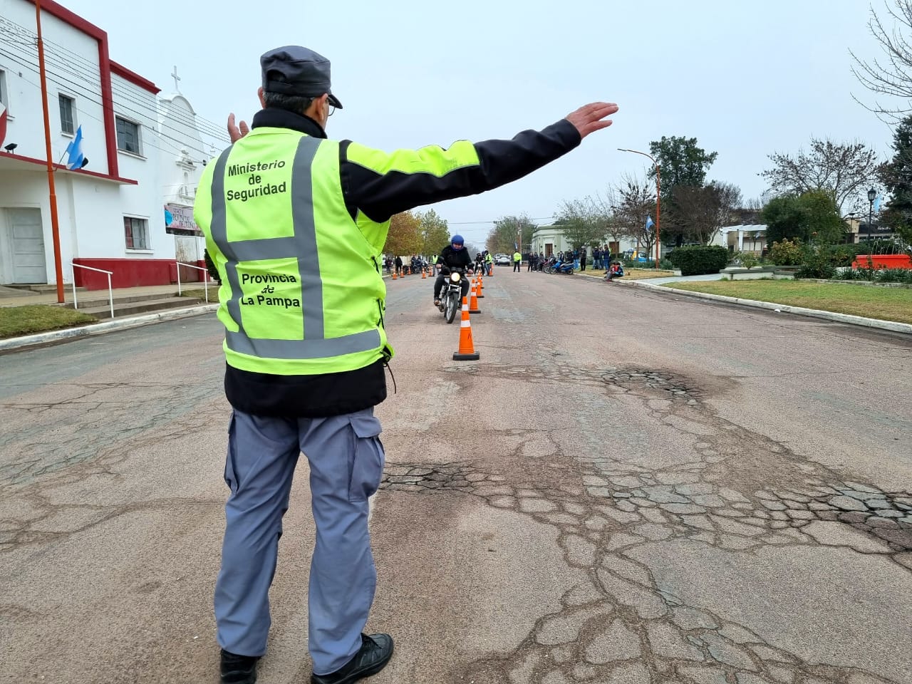 Parera: Capacitaron y entregaron cascos a motociclistas