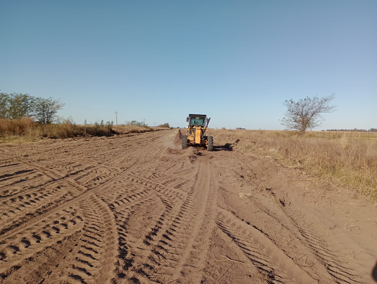 Vialidad continúa trabajando en caminos vecinales