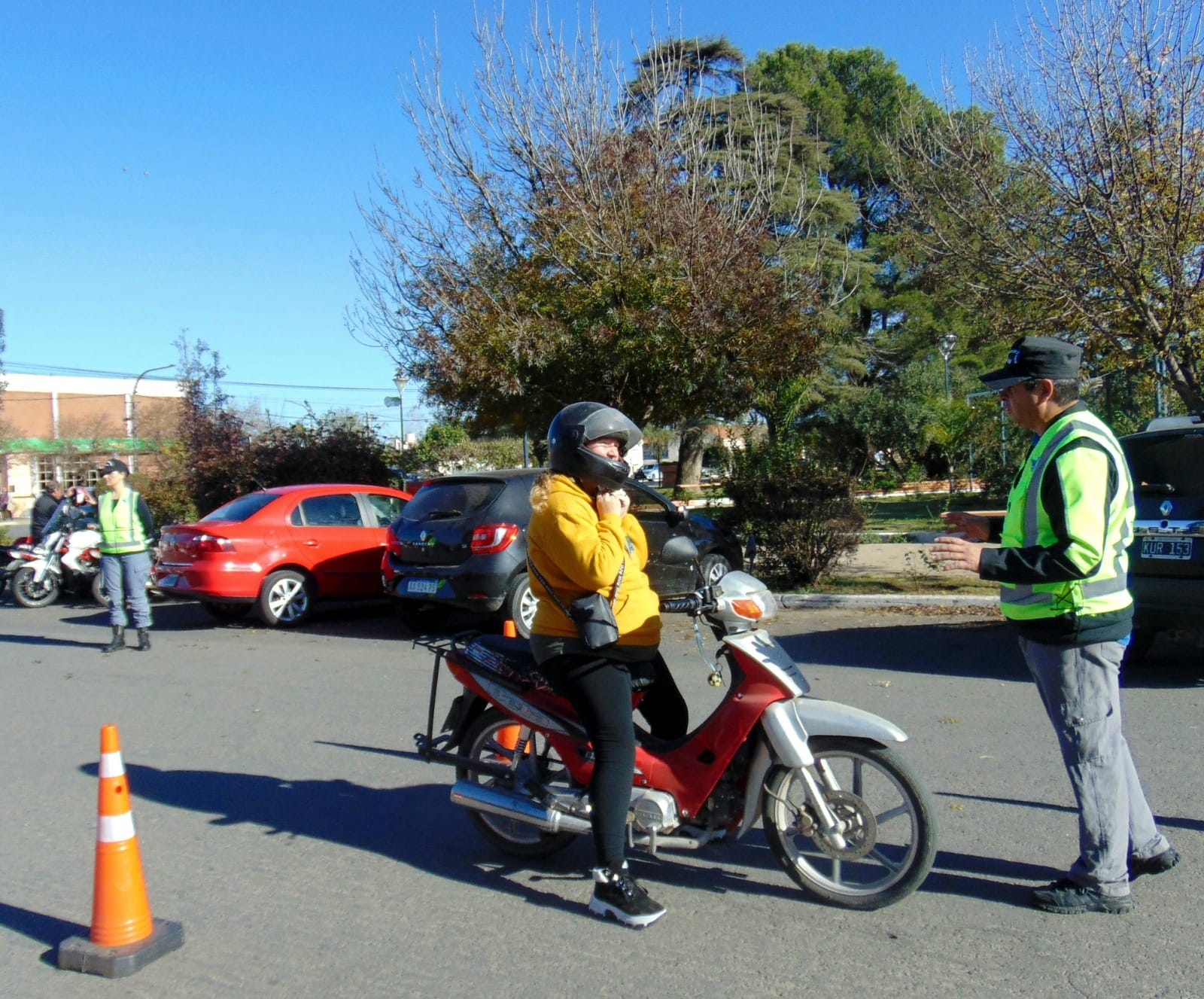 Trenel: Entregaron cascos y chalecos a motociclistas