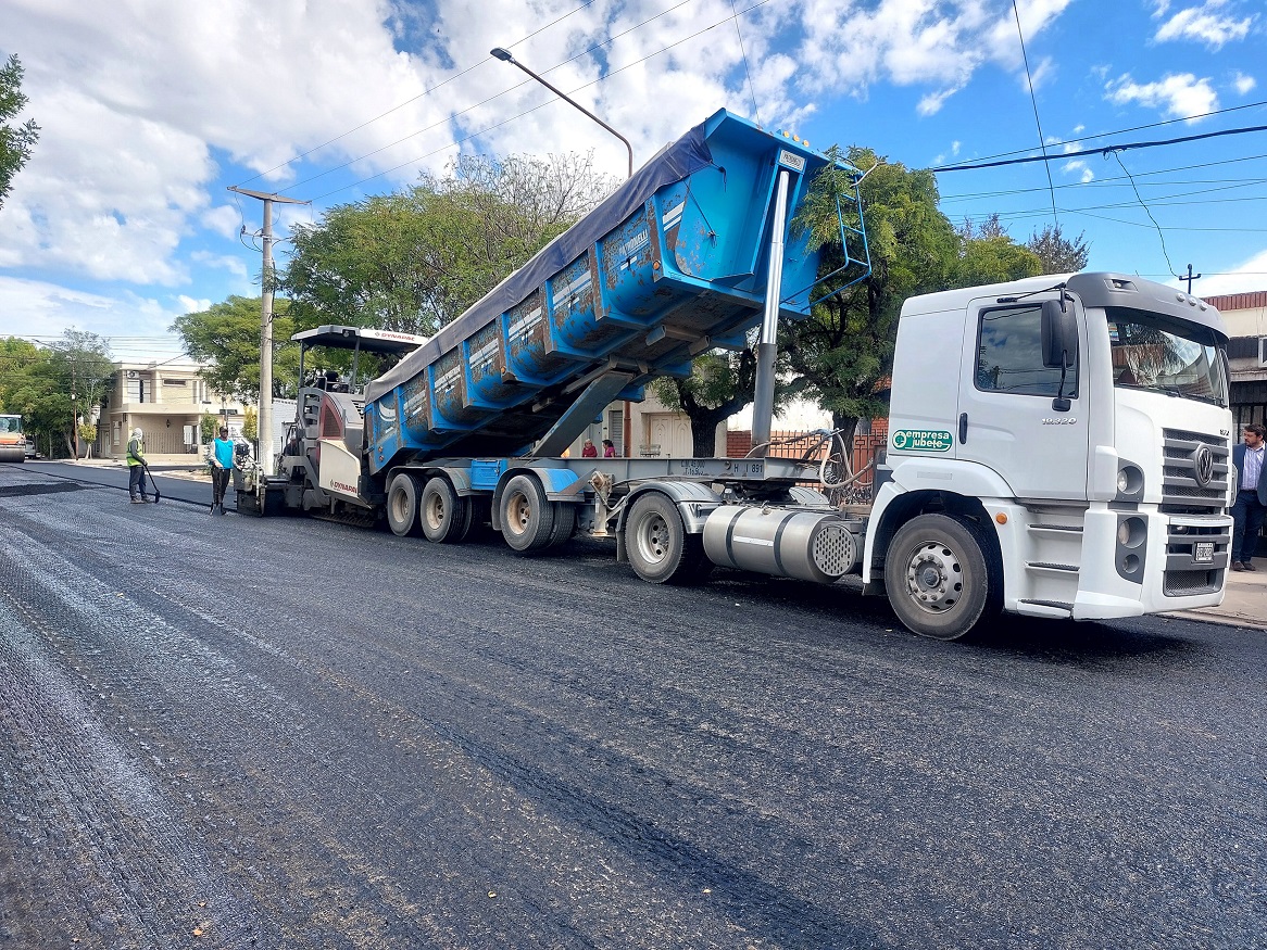 Continúa los trabajos de pavimentación en General Pico y Santa Rosa