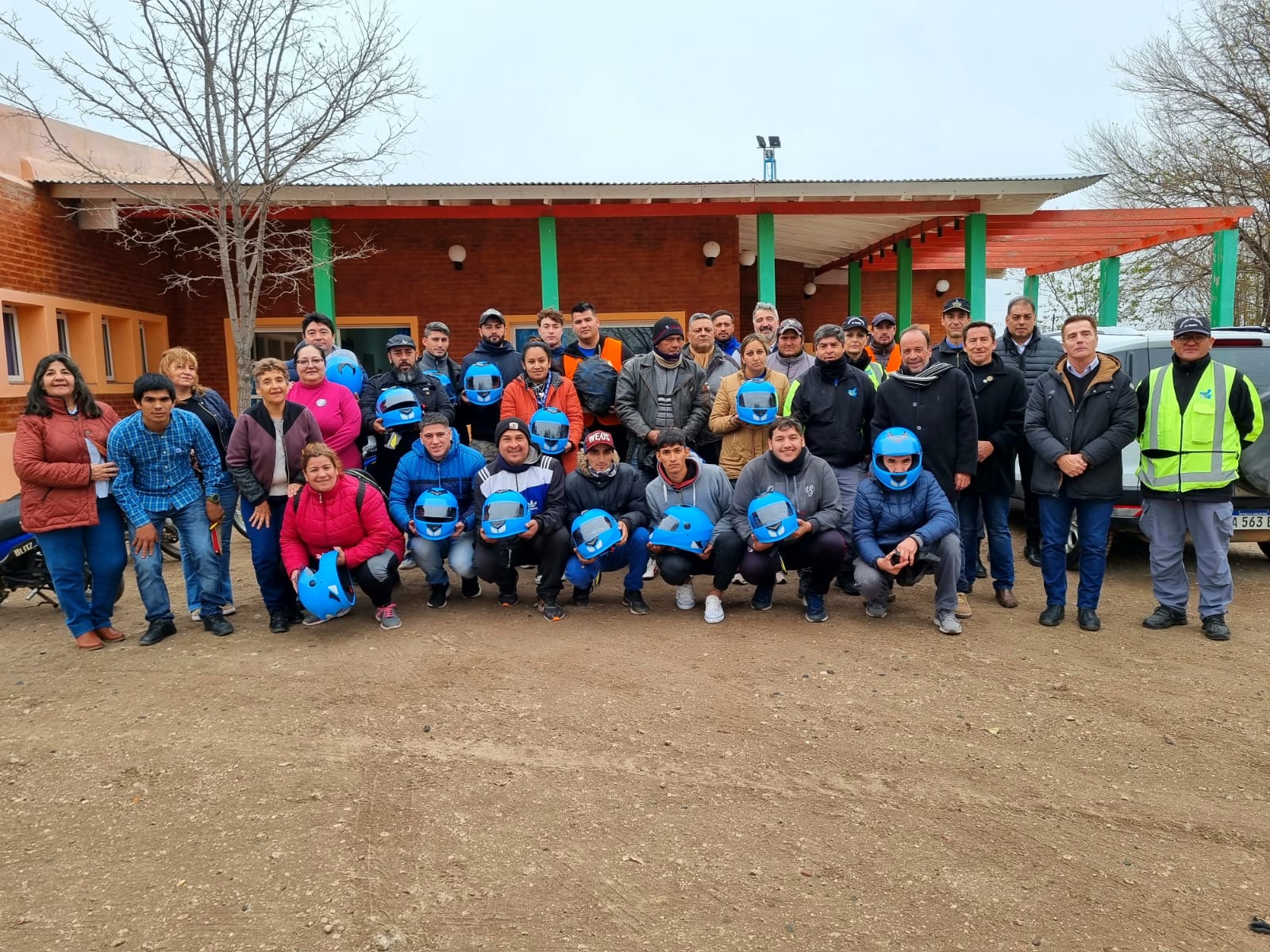 Santa Isabel: Entregaron cascos y capacitaron a motociclistas