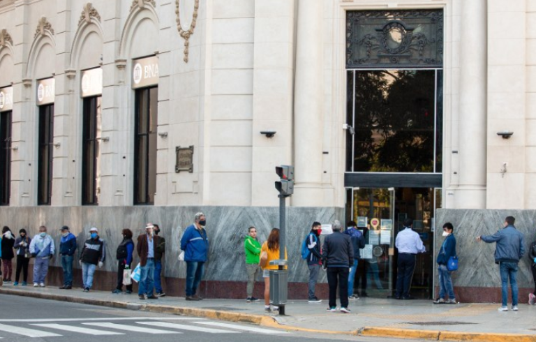 Los depósitos en pesos se mantienen estables en los bancos argentinos, pero crecen los préstamos