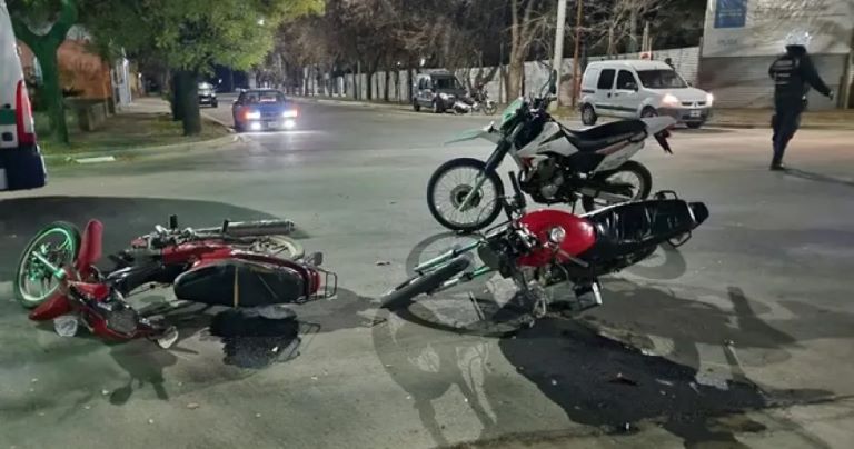 General Pico: Un joven en estado crítico tras un violento choque entre dos motos