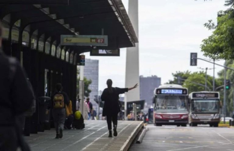 El Gobierno convocó a la UTA y a las cámaras empresarias para tratar de levantar el paro de colectivos