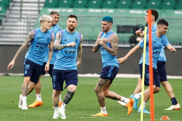 Fútbol: Argentina se entrenó pensando en el amistoso ante Australia con la presencia de Julián Álvarez en duda