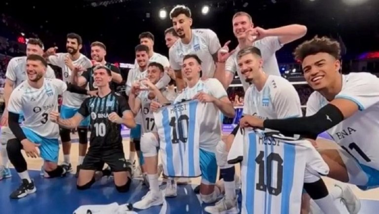 Voleibol: La Selección Argentina le ganó a Francia y festejó con camisetas de Messi