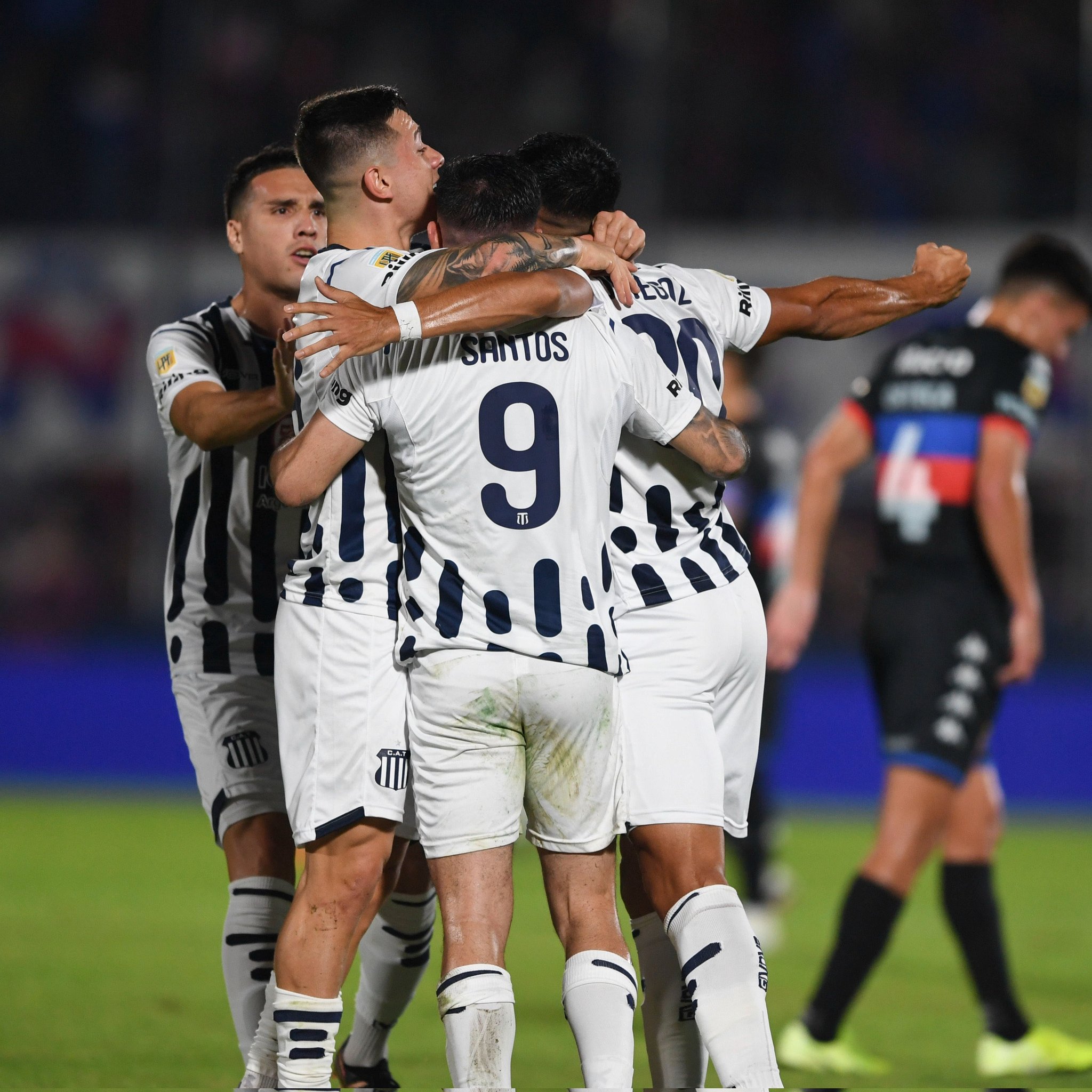 Fútbol: Talleres goleó y se puso a 4 de River