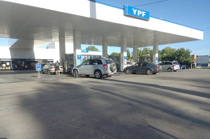 YPF se alineó al pedido oficial y aumentó las naftas un 4,5%