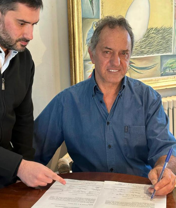 Scioli firmó un precandidatura presidencial para participar en las PASO