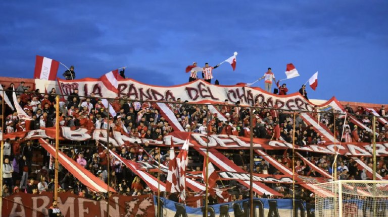 Fútbol – Federal “A”: Un hincha de San Martín de Mendoza se colgó del alambrado, cayó desde 5 metros de altura y su estado es crítico