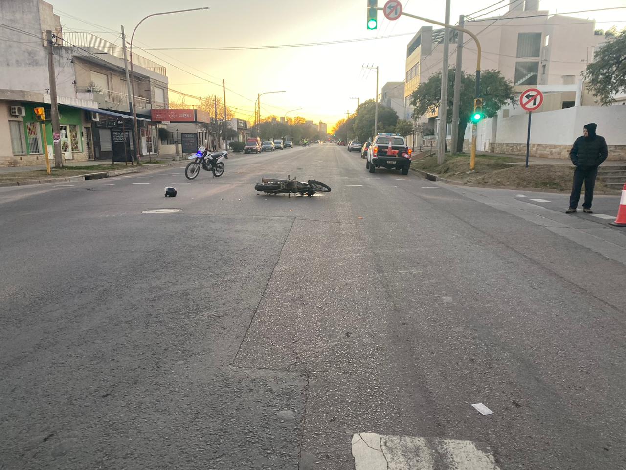 Chocó a una moto y se dio a la fuga