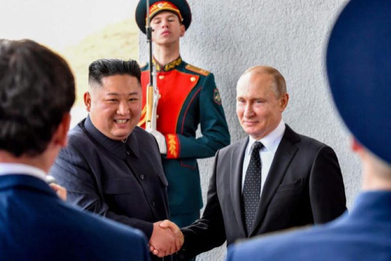 Corea del Norte: Kim Jong Un promete cooperación estratégica ‘de la mano’ con Putin