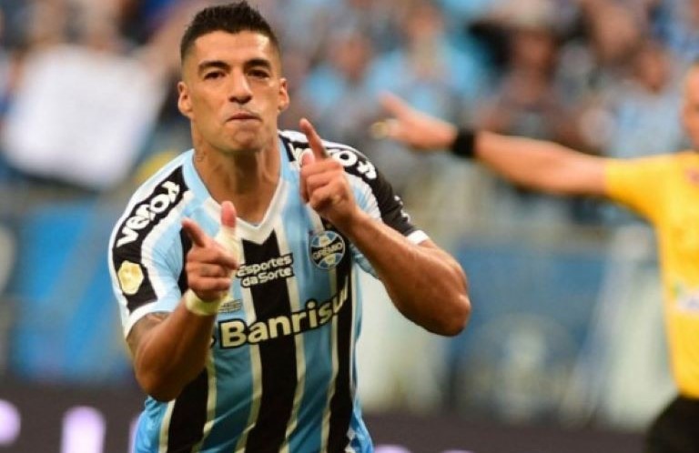 Fútbol: Luis Suárez les comunicó a los dirigentes del Gremio que se retira