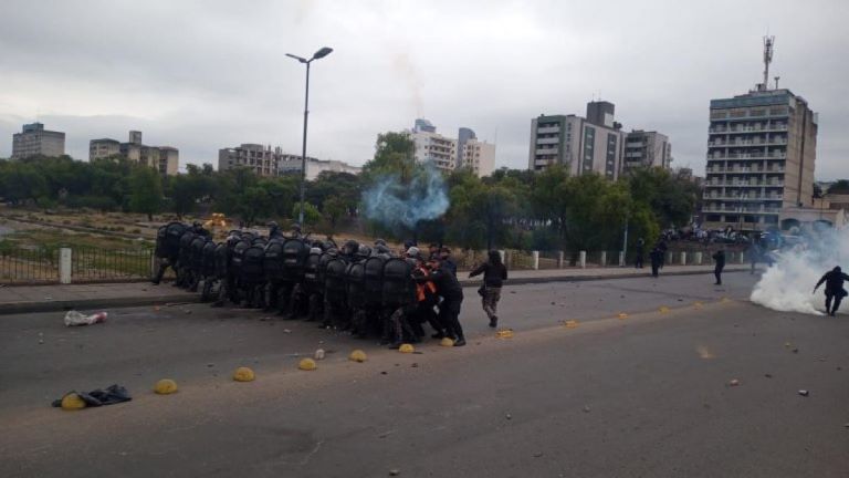 Jujuy: Manifestantes atacan la Legislatura y se enfrentan a la Policía por la Reforma Constitucional