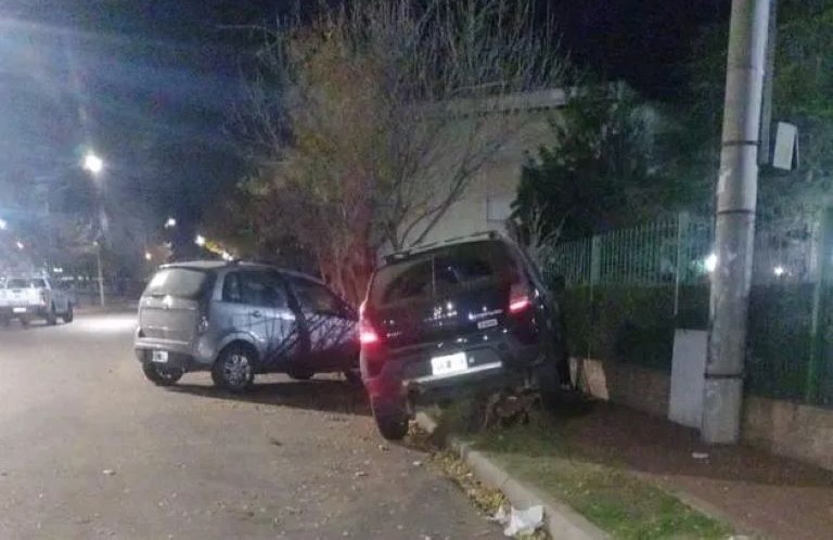 Santa Rosa: Mujer alcoholizada sufrió lesiones graves tras chocar contra un árbol y un auto estacionado