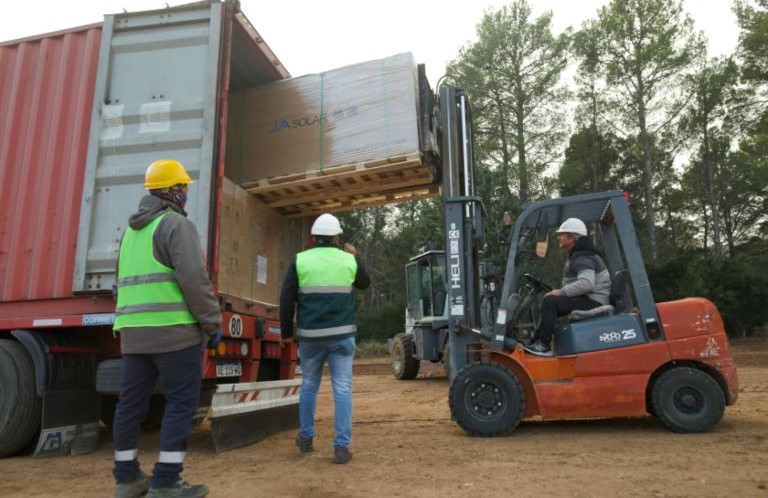 Llegaron a Victorica más de 14 mil paneles fotovoltaicos