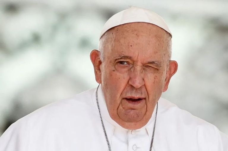 Italia: El papa Francisco se sometió a una operación de tres horas “sin complicaciones”