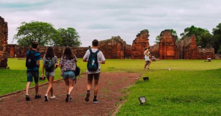 Más de 2,2 millones de turistas se movilizaron este fin de semana largo en el país