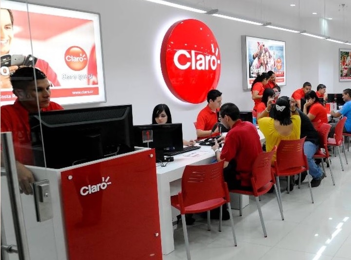 Multan a Claro tras comprar un celular en el exterior y bloqueárselo