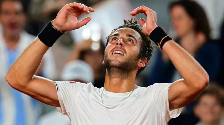 Tenis: Tomás Etcheverry, la esperanza argentina en Roland Garros; la pérdida de su hermana, Djokovic y su mascota