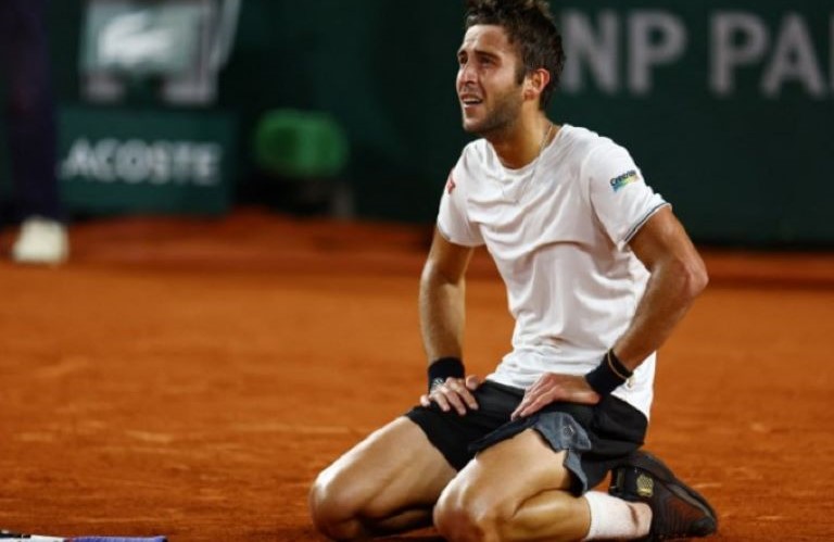 Tenis: Tomás Etcheverry es el único argentino que sigue en Roland Garros