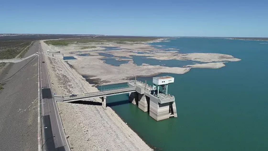 El lago de Casa de Piedra sigue subiendo por las inusuales lluvias