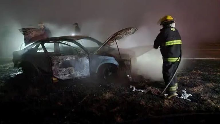 Se incendió un auto de alta gama a pocos kilómetros de General Pico