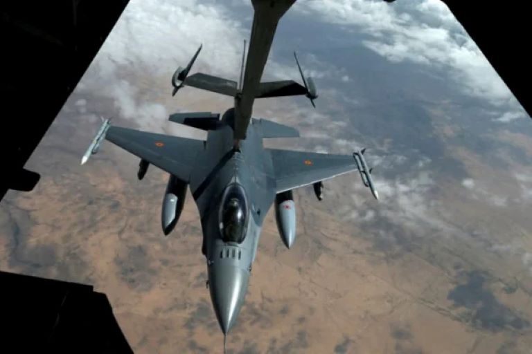 Estados Unidos: El Gobierno redobla presiones para que Argentina elija los aviones F-16 daneses antes que los cazas chinos o indios