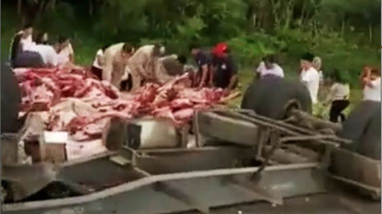 San Luis: Saquearon un camión con más de 23 mil kilos de carne que volcó en la ruta