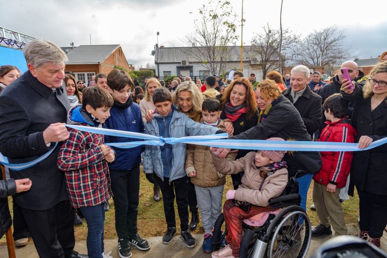 General Pico: El gobernador Ziliotto encabezó la entrega de 35 viviendas sociales y anunció la construcción de otras 100