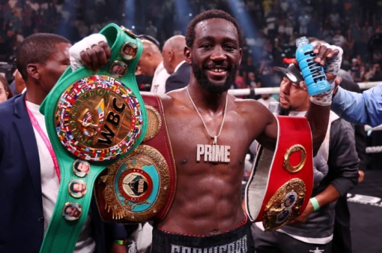 Boxeo: Terence Crawford noqueó a Errol Spence Jr. y le arrebató tres cinturones