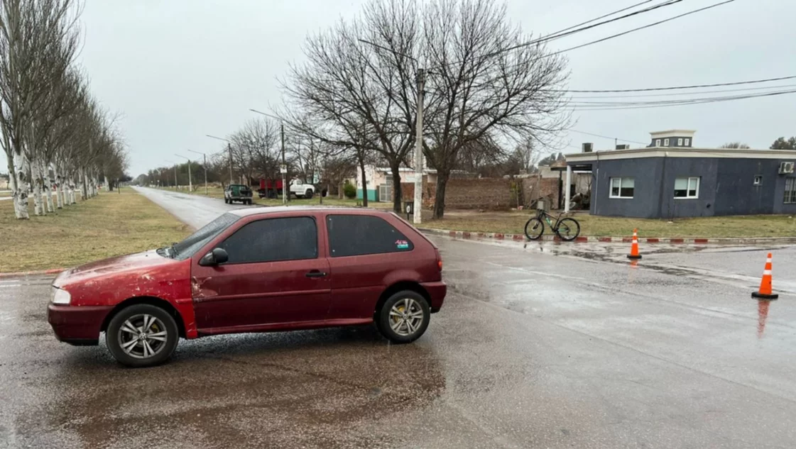 Toay: Una ciclista fue embestida por un auto y sufrió fracturas