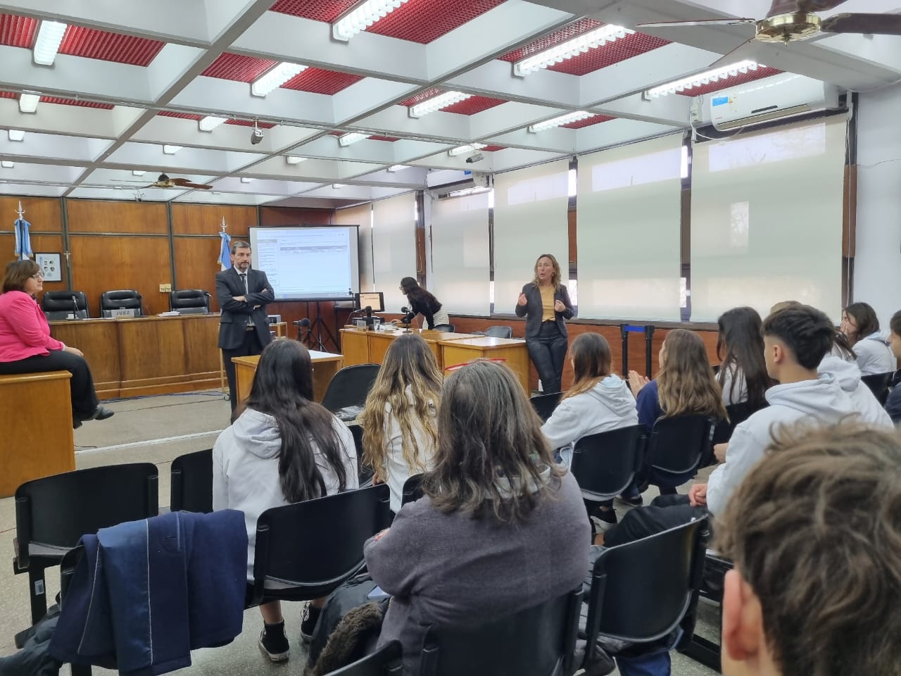 “Educación + Justicia”: Alumnos/as de dos colegios presenciaron un debate oral