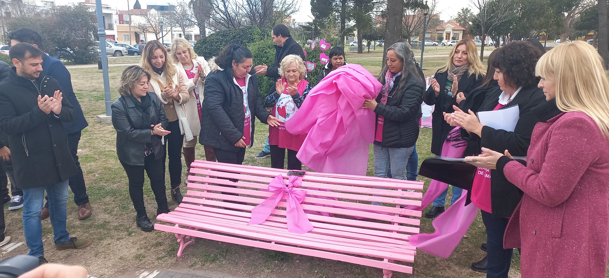 Descubren un “banco rosa” para visibilizar y concientizar sobre el cáncer de mama