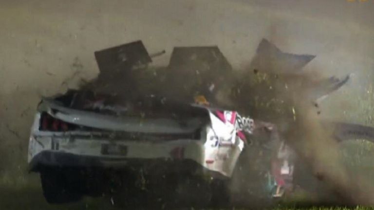 Automovilismo: Impactante accidente en la Nascar de Estados Unidos, dio más de 10 vueltas en el aire y salió caminando