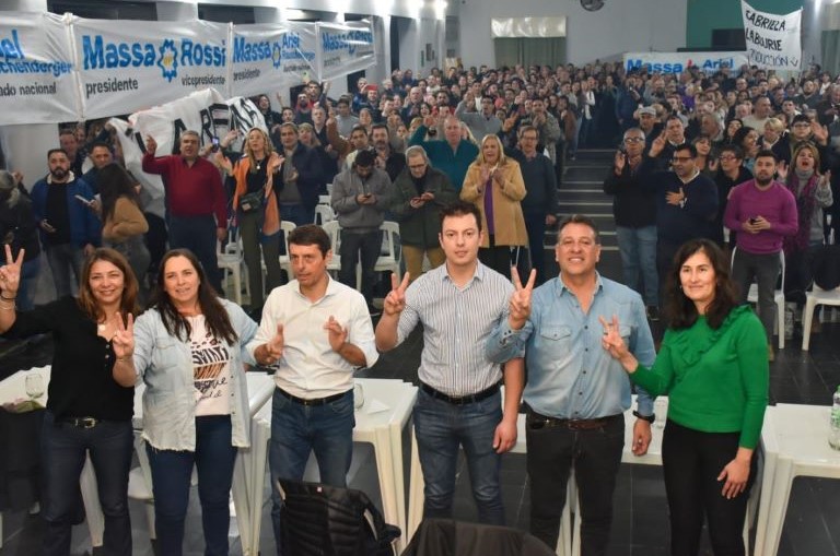 Elecciones 2023: Ariel Rauschenberger cerró campaña en su pueblo con un club colmado