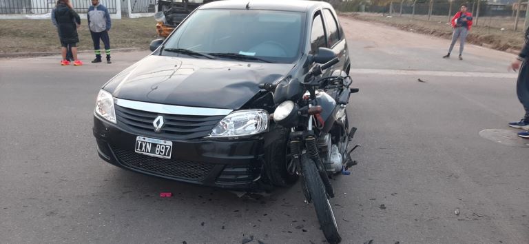 General Pico: Joven motociclista en terapia intensiva tras chocar con un auto