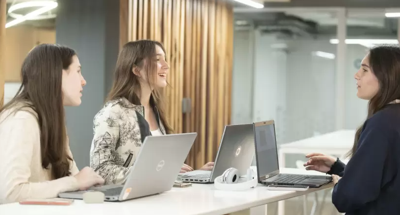 Telecom apuesta por cursos gratuitos para formar adolescentes argentinas en tecnología: cómo inscribirse y los beneficios del sector