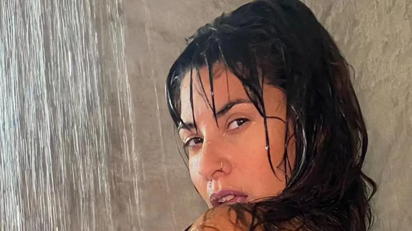 No le importa nada: Ivana Nadal se fotografió bajo la ducha con una microtanga hilo dental