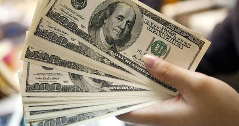 El dólar que compran las empresas superó por primera vez los 800 pesos y el blue subió a $750