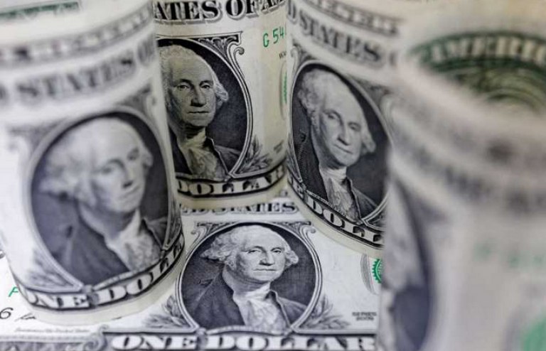 El Gobierno elevó el valor del dólar oficial a $365,50 y el blue sube hasta los $670