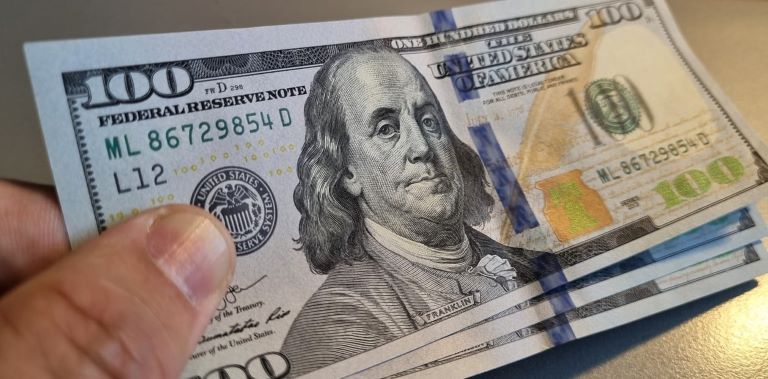 Dólar: El blue volvió a bajar y se dispararon los tipos de cambio financieros