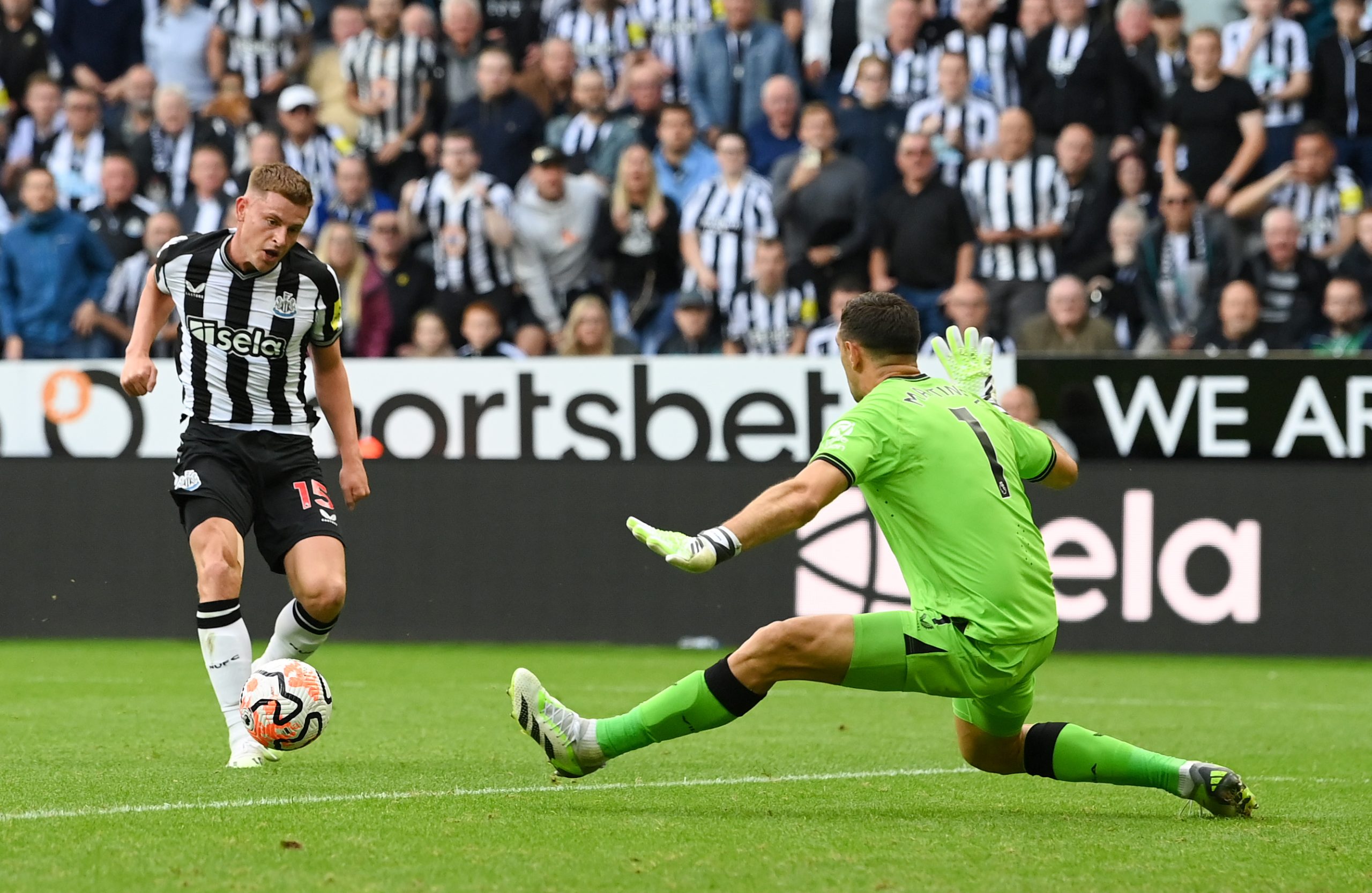 Fútbol: Dibu Martínez sufrió una dura goleada en el arranque de la Premier League