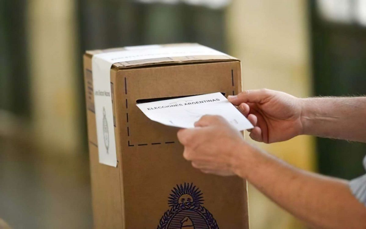 Cerraron los comicios en el país pero en CABA se sigue votando