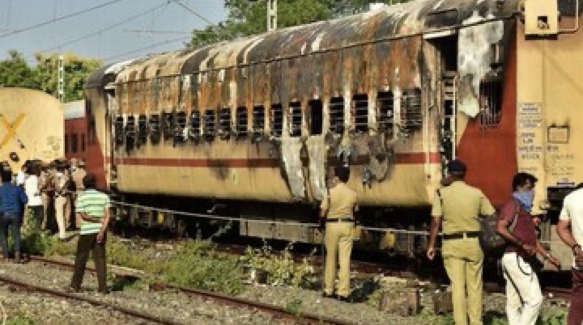 India: Se incendió un vagón de tren y dejó al menos 10 muertos y 20 heridos