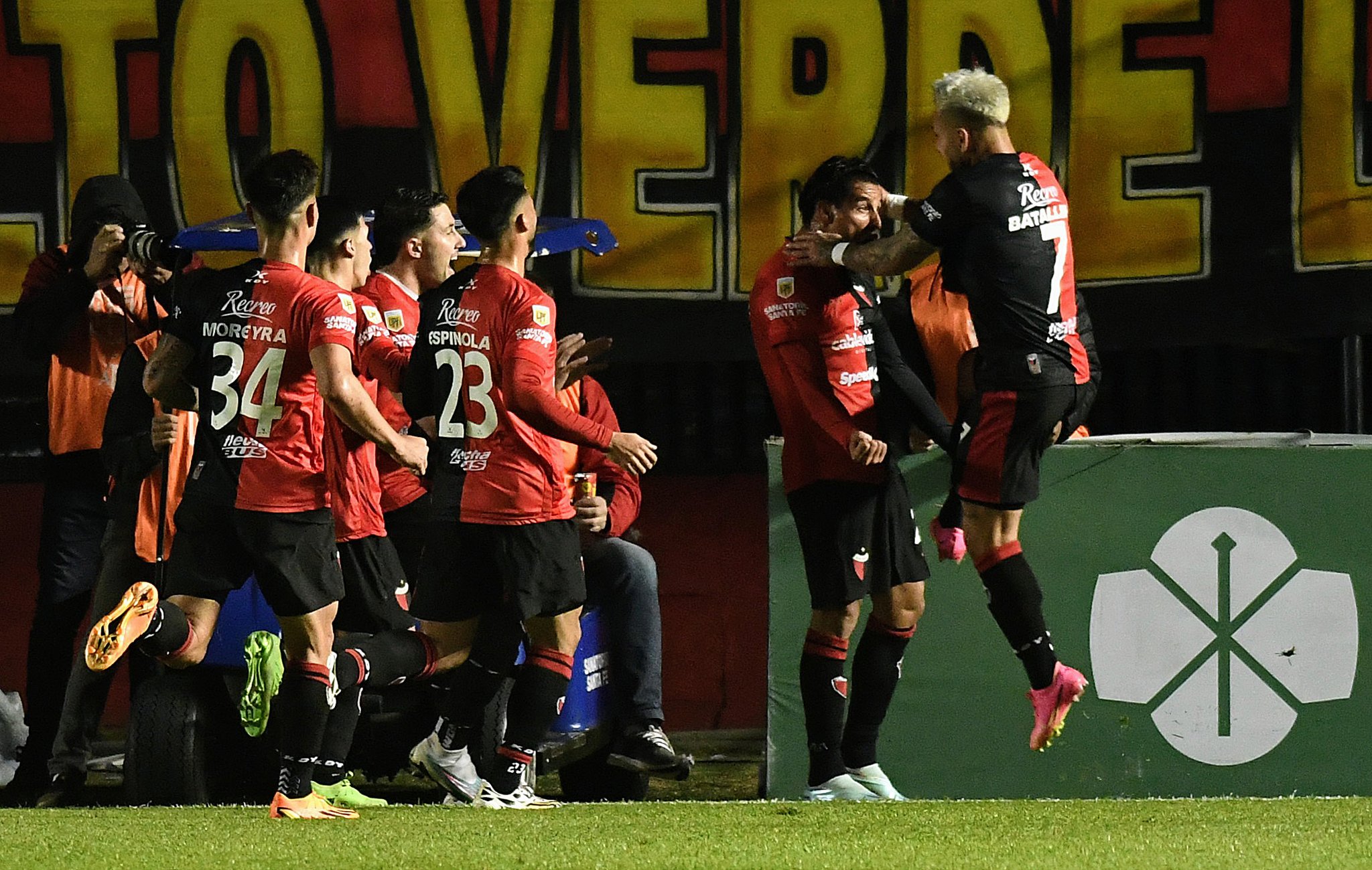 Fútbol: Colón y Arsenal obtuvieron importantes victorias y complican la situación de Independiente