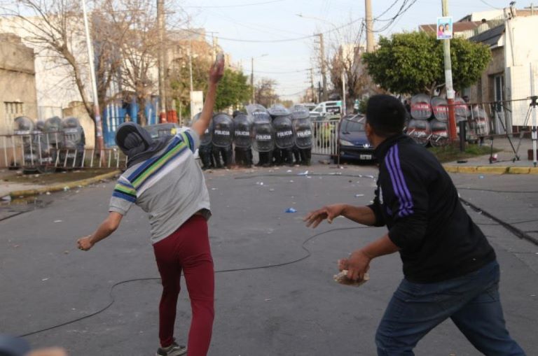 Buenos Aires: Furia de vecinos e incidentes frente a la comisaría de Villa Diamante por el crimen de Morena