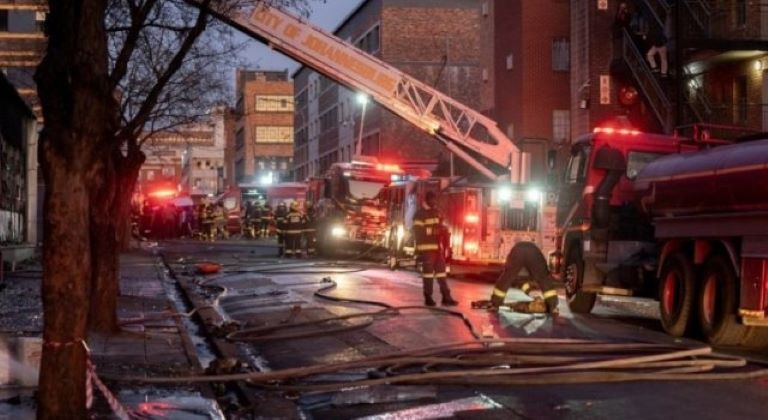 Sudáfrica: Trágico incendio en Johannesburgo con al menos 73 muertos