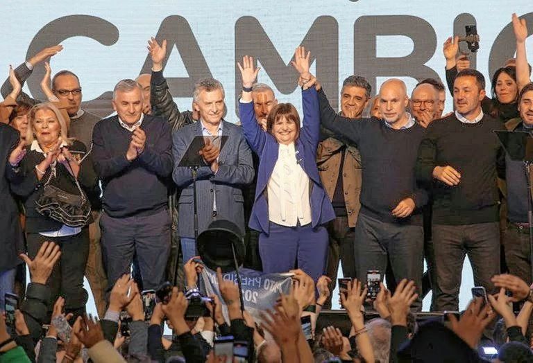 Elecciones 2023: Con foto de unidad, Bullrich oficializó su triunfo en la interna de Juntos por el Cambio